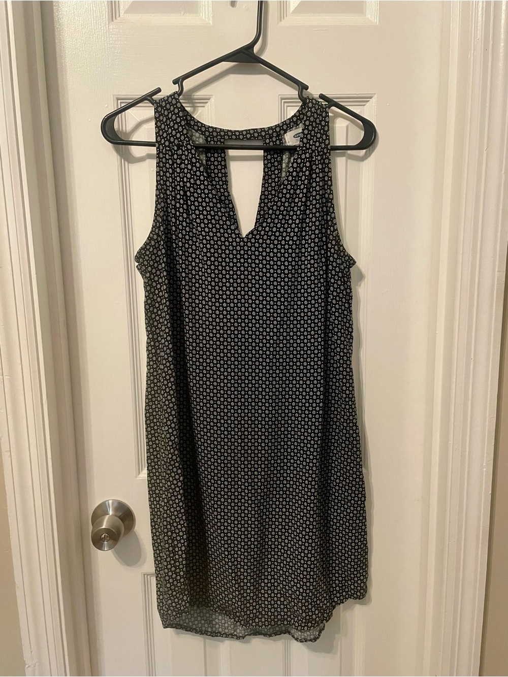 Old Navy Black & White Sleeveless Keyhole Shift Dress